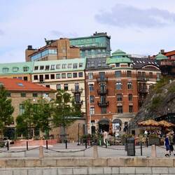 Man beachte rechts den Naturfelsen, der hier einfach integriert wurde.