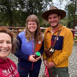 Kika, unsere Gastgeberin – ihre hausgemachte Fresa-Mora-Marmelade ist der Hit! 🍓