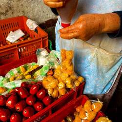 Wir haben Chontaduro mit Honig & Zucker probiert – mehlig, leicht süss, erinnert an Maroni.