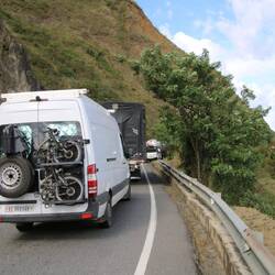 Wir stehen wieder einmal aufgrund einer Baustelle (Einbahnverkehr) im Stau.
