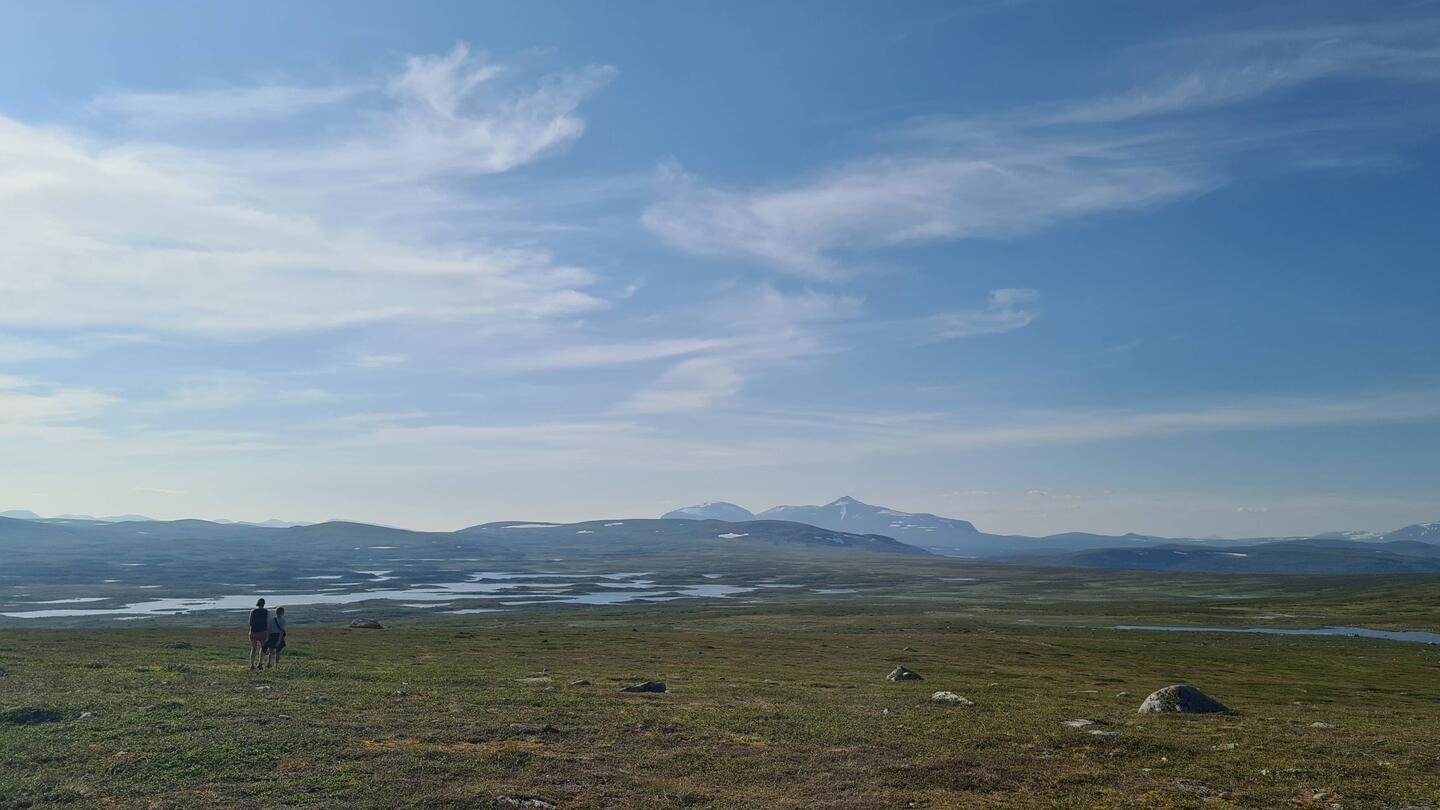 Hintergrund links Predikstolen (1.682m), rechts Helags (1.796m)