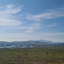 Hintergrund links Predikstolen (1.682m), rechts Helags (1.796m)
