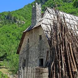 ... vorbei an urigen Häusern...