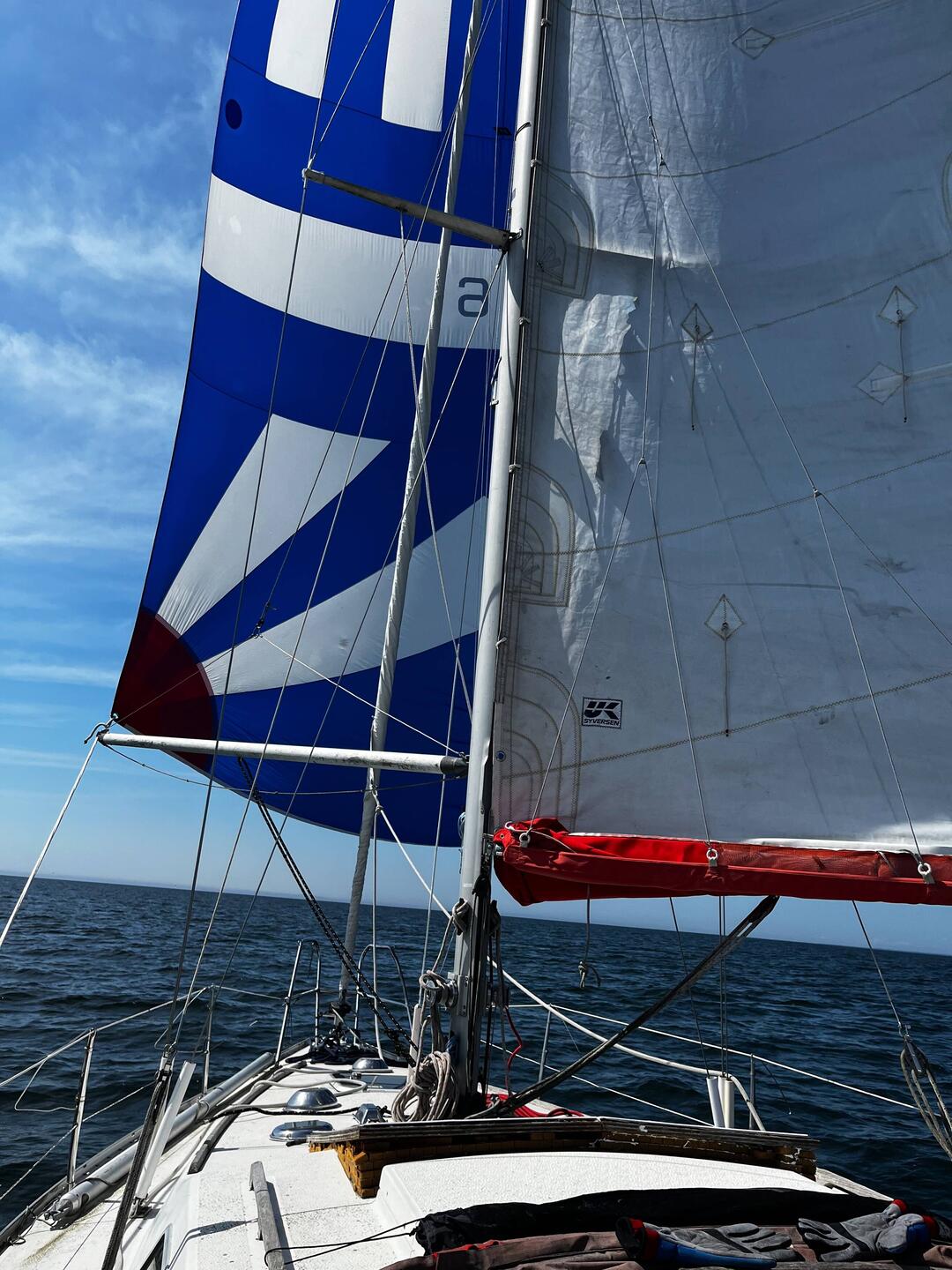 Einen ganzen Tag Spinnaker segeln.