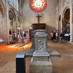 Église des Cordeliers: Fenster 20. Jh., Sockel 12. Jh.