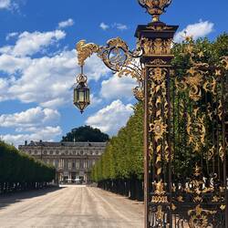 Place de la Carrière: Allee zum Palais du Gouvernement