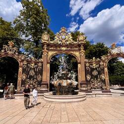 Amphitrite-Brunnen und Tor zum Parc de la Pépinière