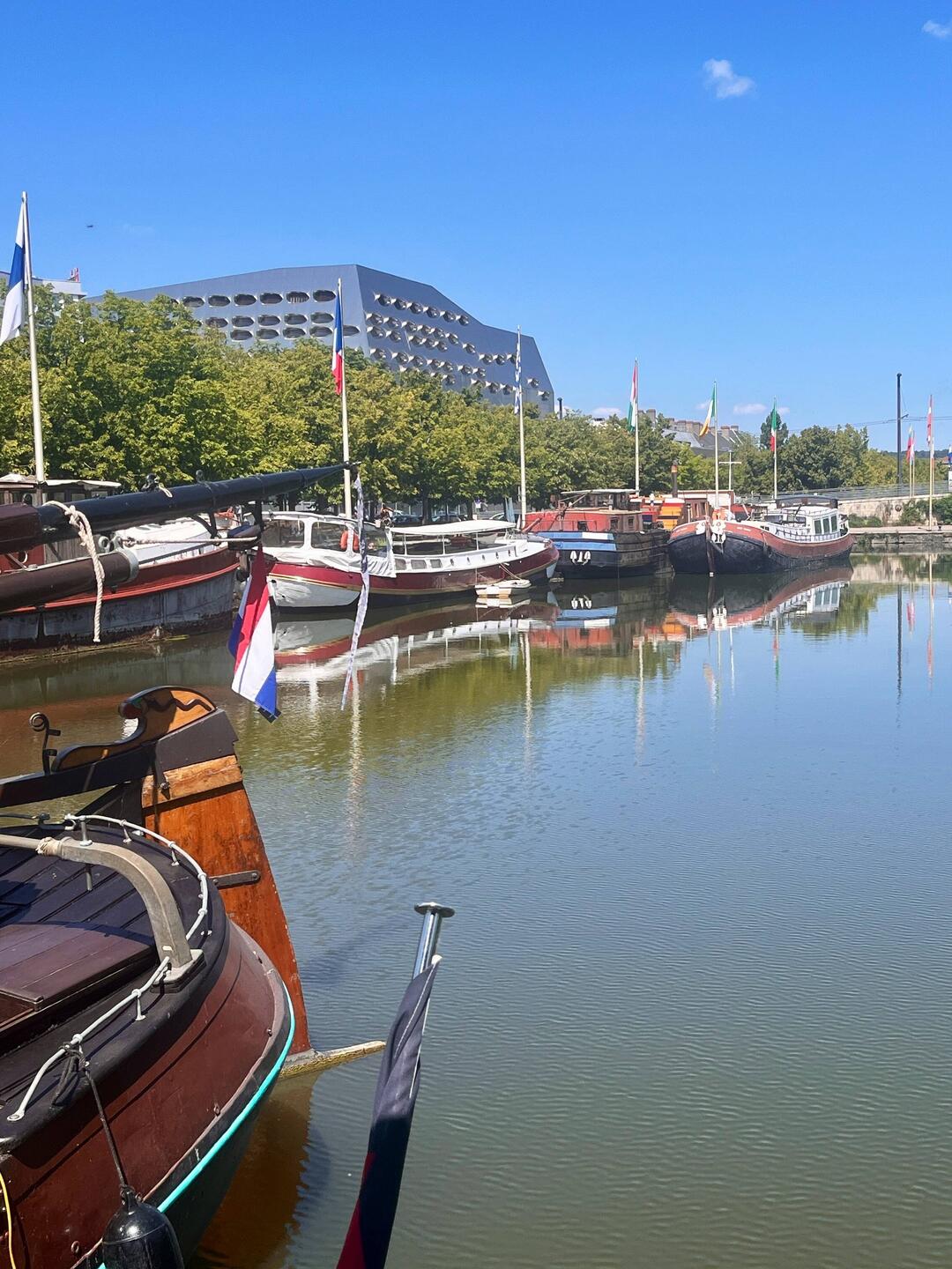 Frühstück mit Blick auf die Hausboote im Hafen von Nancy (und auf die KPMG Niederlassung in Nancy)