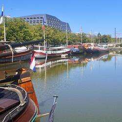 Frühstück mit Blick auf die Hausboote im Hafen von Nancy (und auf die KPMG Niederlassung in Nancy)