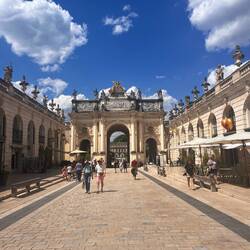 Vom Place Stanislas durch den Triumphbogen Arc Héré kommt man zum Palais du Gouvernement