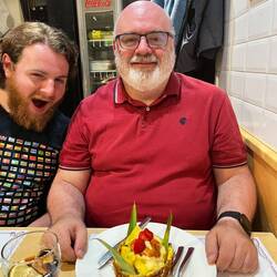 Piña con fresas y crema catalana