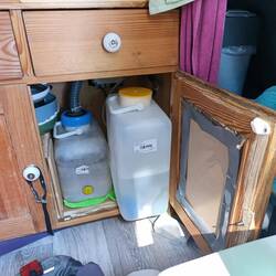 Schrank nicht richtig gesichert 😱 Zum Glück ist der Kanister nicht rausgefallen. 🙄