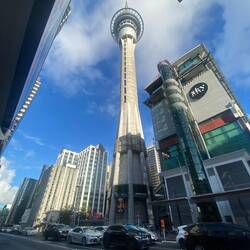 Da ist er: der Skytower. Mit seinen 328 m ist er der höchste Fernsehturm der südlichen Hemisphäre.