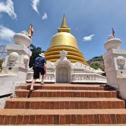 Hey here's yet another temple- so many and they look so flash compared to the surroundings