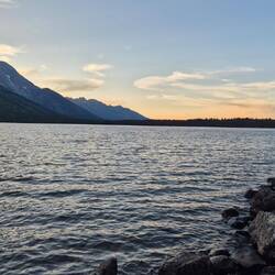 Das Seeufer war ein schöner Ort, um den Sonnenuntergang anzuschauen