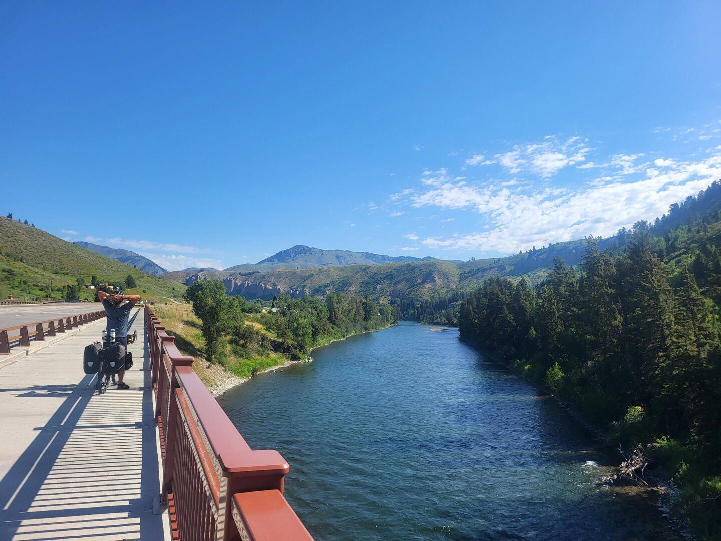 Die ersten Hügel zeichnen sich am Horizont ab und der Fluss wird uns für eine Weile begleiten