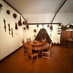 Speisesaal mit Kunst, welche verkauft wird