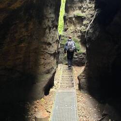 Zwischen den Felsen durch