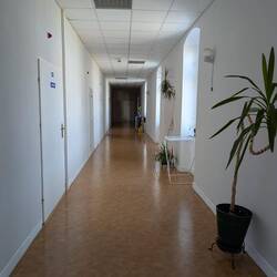 Toilettensuche im Gebäude der medizinischen Kurbehandlungen