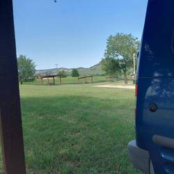 Zurück auf der Ranch, Auto in den Schatten, Kerl in den Pool.