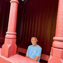 Gerald betet einstweilen in der neuen Kirche daneben 😉