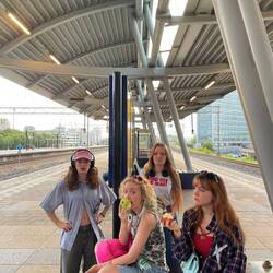 Jinxing at the station