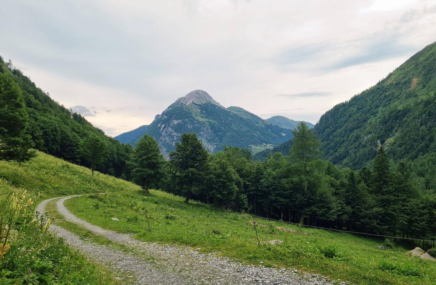 Sanft ansteigend mit Blick zurück auf die gestrige Tour...