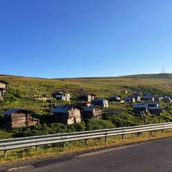 Sehr, sehr abgelegen. Unten die Tiere oben die Menschen