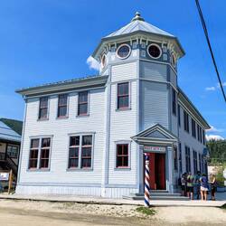 Das erste öffentliche Gebäude, die Post, schön restauriert