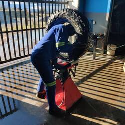 Der Reifen wird geflickt, ich bin sehr zufrieden!