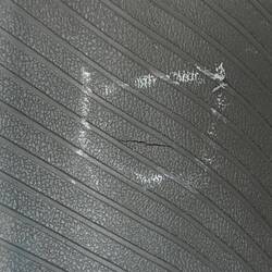 ... außerdem einen Riss an der Innenseite (zum Glück noch nicht komplett durch)