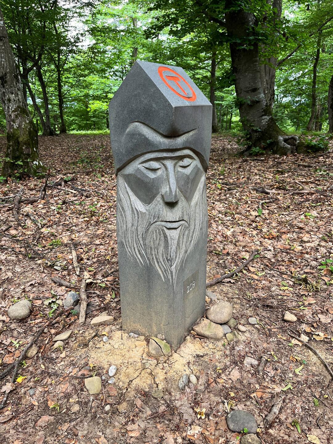 Meilenstein am Wegrand