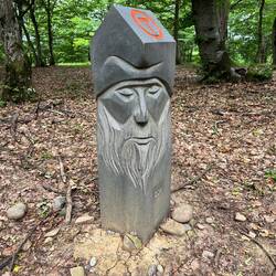 Meilenstein am Wegrand