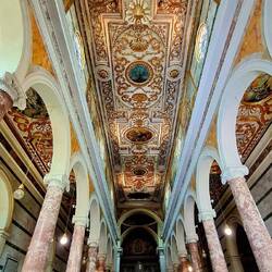 Waw. Het plafond! De zuilen van marmer. En een kerkorgel helemaal vooraan.