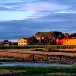 De zon daalt verder in haar oranje slaapkleed