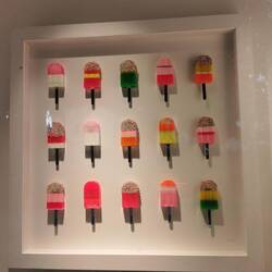 Blick in eine Galerie mit sehr bunten Exponaten