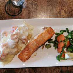 Das Lachsfilet mit Kartoffelbrei und Krabbensoße war sehr lecker