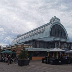 Markthalle mit Restaurants und edlen Ständen mit Fisch, Käse, Fleisch,...