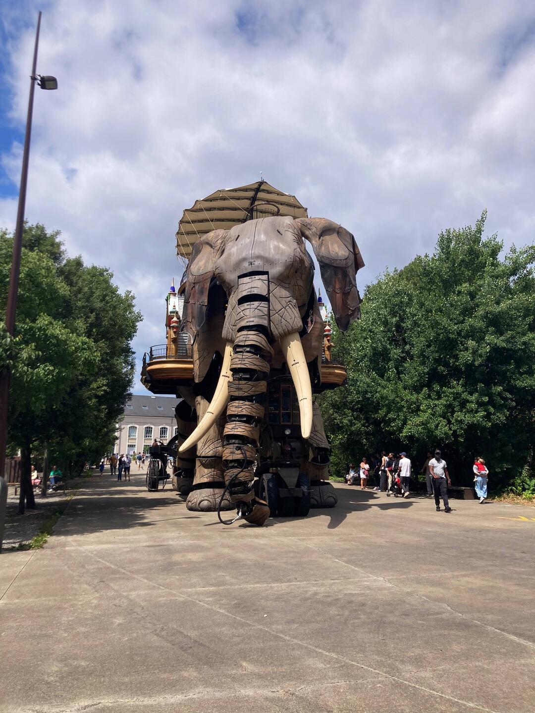Der Elefant kann übrigens auch ohne Eintritt in die Machines de l’île besucht werden.