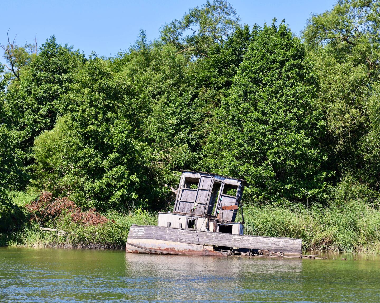 Dieses Boot hatte schon bessere Zeiten. Hier am Kanal bleibt alles wie es war und verrottet dann.