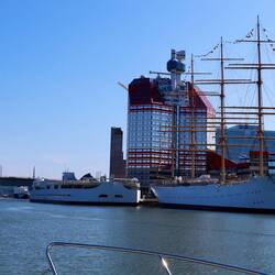 Eine der wenigen Hebebrücken von Göteborg mit dem Hochhaus "Lipstick"