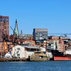 Und zwischendrin immer wieder alte und neue Kriegsschiffe.