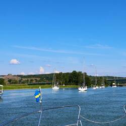 Die Brücke hat 11 m Durchfahrtshöhe und öffnet nur jede halbe Stunde. D.h. für die Segler warten.