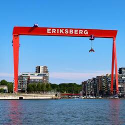 Früher ein riesiger Verladehafen. Heute Wohnen am Wasser mit Sportbootstegen.