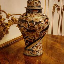 Chinese Imari vase, from the Kangxi period (1662-1722) of the Qing dynasty