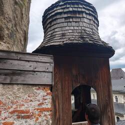 Der Glockenturm trägt eine Glocke...