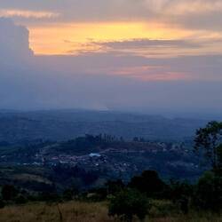 Über dem ersten Dorf von Tansania