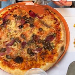 ...mit Sardellen, Kapernäpfeln, roter Zwiebel und Tomätchen