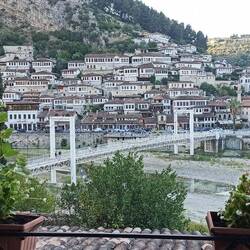 Berät wird auch die Stadt der 1000 Fenster genannt