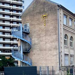 Die Schnürsenkel in gelb passen zu den grünen am Alstom Gebäude